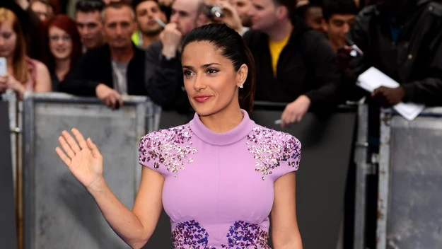 Zobacz, w jaki sposób strojem Salma Hayek podkreśla swoje kobiece kształty