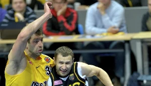 Łukasz Wiśniewski (z piłką) mija Adama Hrycaniuka