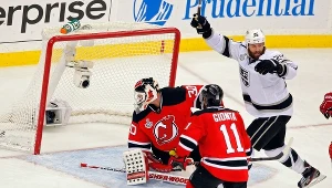 Krążek w bramce New Jersey Devils po strzale Jeffa Cartera