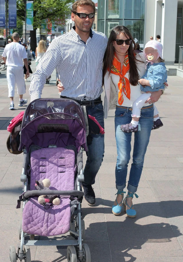 Mateusz Kusznierewicz z żoną i dzieckiem.