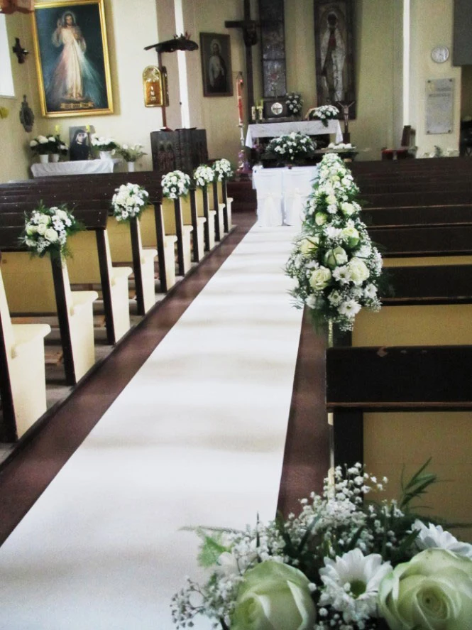 Dekoracje ślubne kościoła zależą od upodobań młodej pary