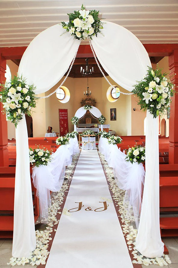 Dekoracje ślubne kościoła zależą od upodobań młodej pary