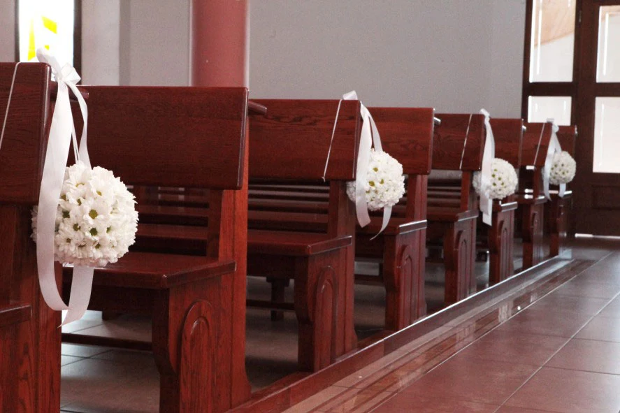 Dekoracje ślubne kościoła zależą od upodobań młodej pary