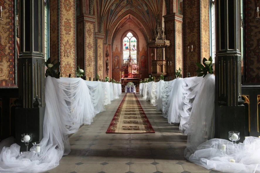 Dekoracje ślubne kościoła zależą od upodobań młodej pary