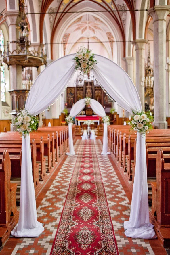 Dekoracje ślubne kościoła zależą od upodobań młodej pary