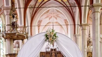 Dekoracje ślubne kościoła zależą od upodobań młodej pary