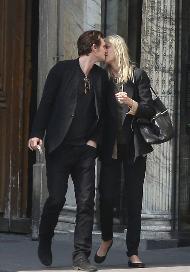 Sasha i Anja zakochani na ulicach Nowego Jorku