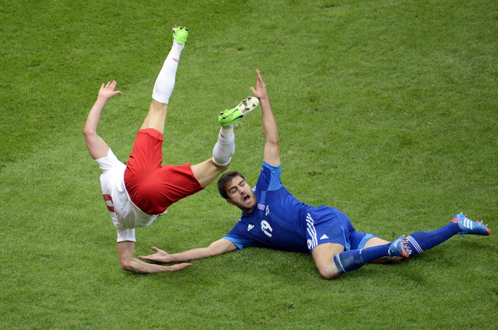 Sokratis Papastathopoulos fauluje Roberta Lewandowskiego Sokratis Papastathopoulos fauluje Roberta Lewandowskiego