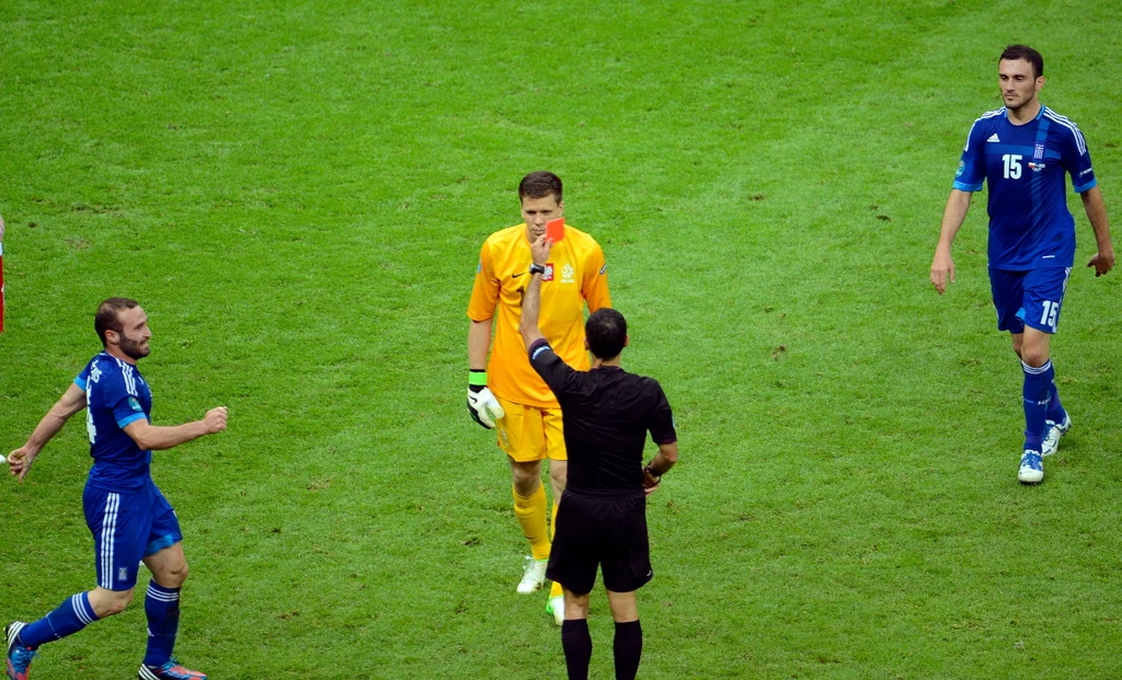 Wojciech Szczęsny dostaje czerwoną kartkę Wojciech Szczęsny dostaje czerwoną kartkę