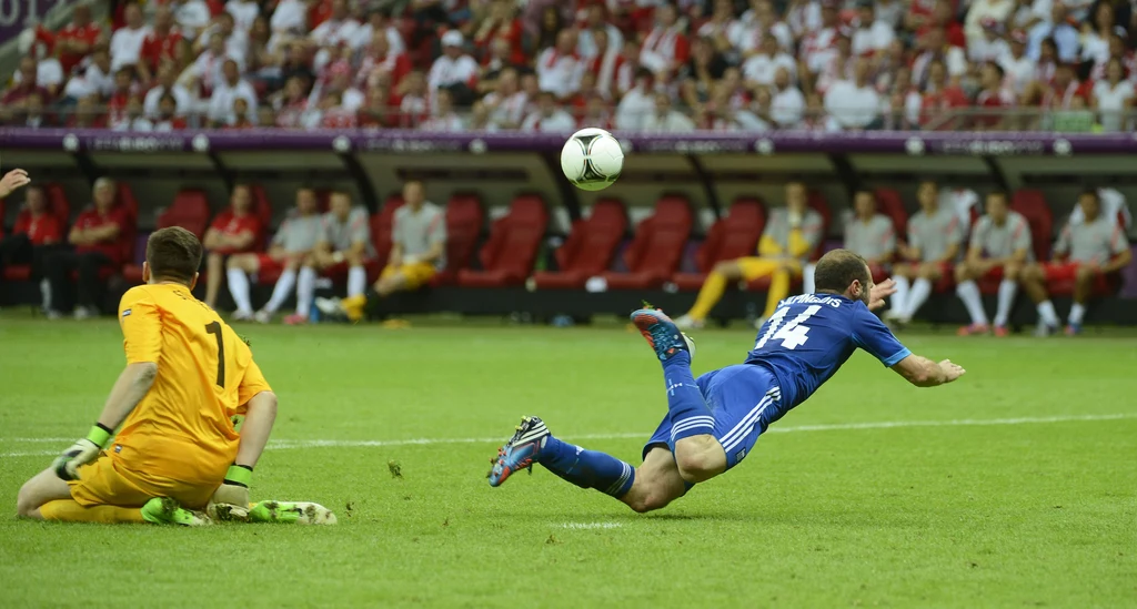 Wojciech Szczęsny sfaulował Dimitrisa Salpingidisa Wojciech Szczęsny sfaulował Dimitrisa Salpingidisa