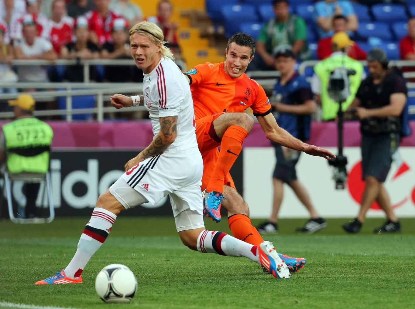 Robin van Persie i Simon Kjaer