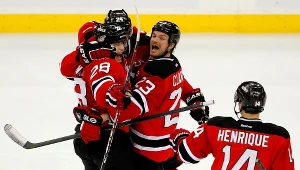 Hokeiści New Jersey Devils fetują gola Bryce'a Salvadora