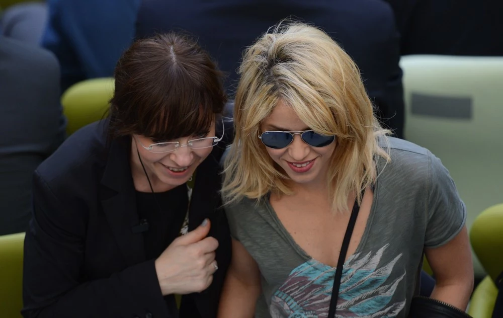 Shakira na mecz założyła klasyczne jeansy i szary T-shirt Shakira na mecz założyła klasyczne jeansy i szary T-shirt