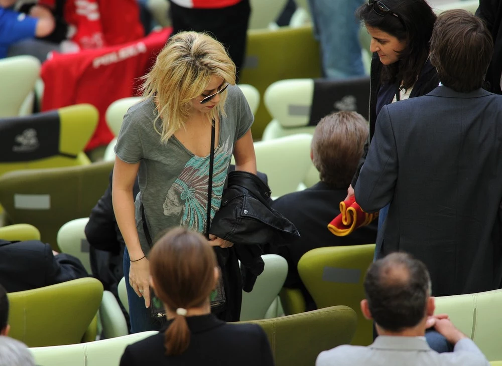 Shakira na mecz założyła klasyczne jeansy i szary T-shirt Shakira na mecz założyła klasyczne jeansy i szary T-shirt