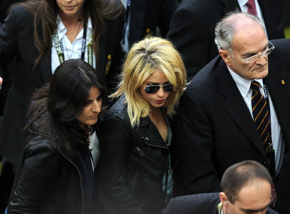 Shakira na mecz założyła klasyczne jeansy i szary T-shirt Shakira na mecz założyła klasyczne jeansy i szary T-shirt