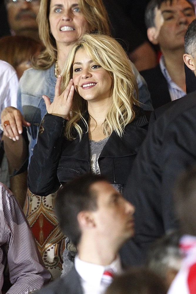 Shakira na trybunach w czasie meczu Barcelona - Bilbao w maju 2012 Shakira na trybunach w czasie meczu Barcelona - Bilbao w maju 2012