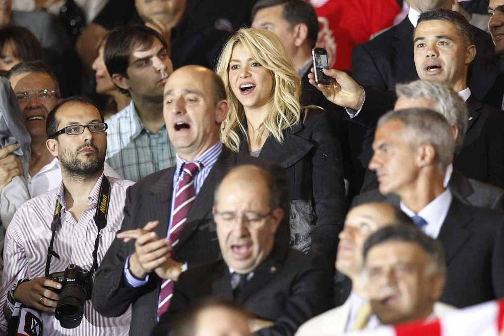 Shakira na trybunach w czasie meczu Barcelona - Bilbao w maju 2012 Shakira na trybunach w czasie meczu Barcelona - Bilbao w maju 2012