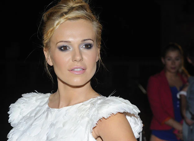 Jest zawsze szczęśliwa - przynajmniej tak mówi Jest zawsze szczęśliwa - przynajmniej tak mówi