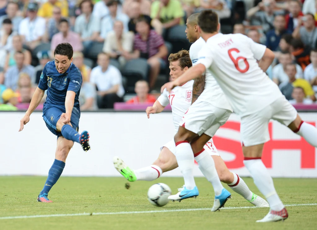 Piłkarz reprezentacji Francji Samir Nasri strzela na angielską bramkę Piłkarz reprezentacji Francji Samir Nasri strzela na angielską bramkę