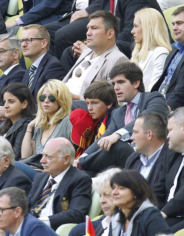 Dariusz Michalczewski i Shakira (w okularach przeciwsłonecznych) na meczu Hiszpania-Włochy