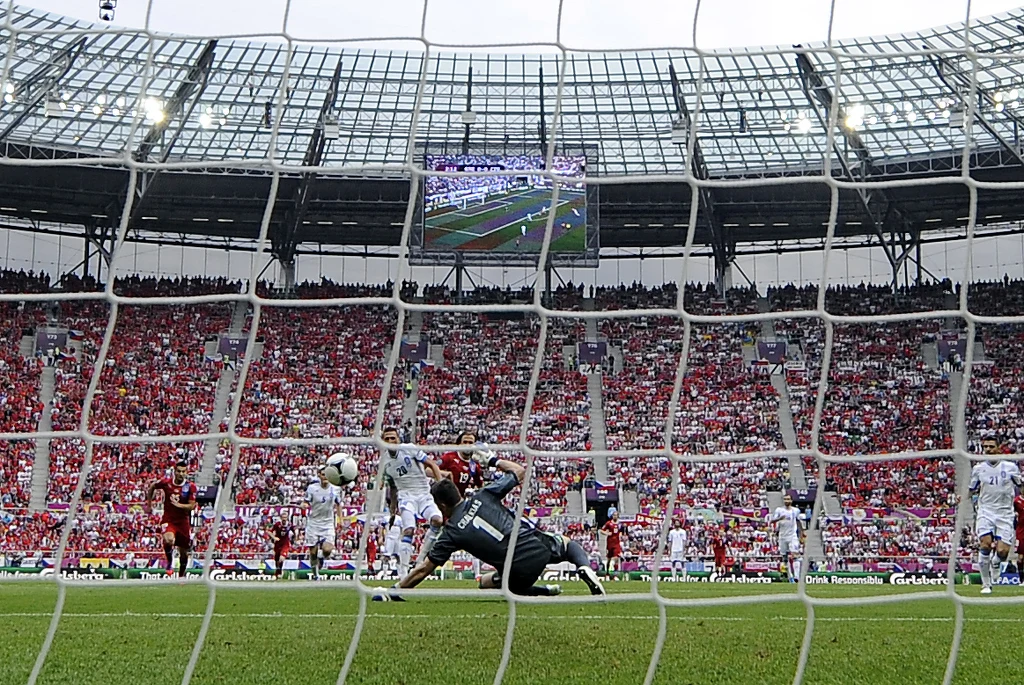 Petr Jiracek strzela gola na 1-0.