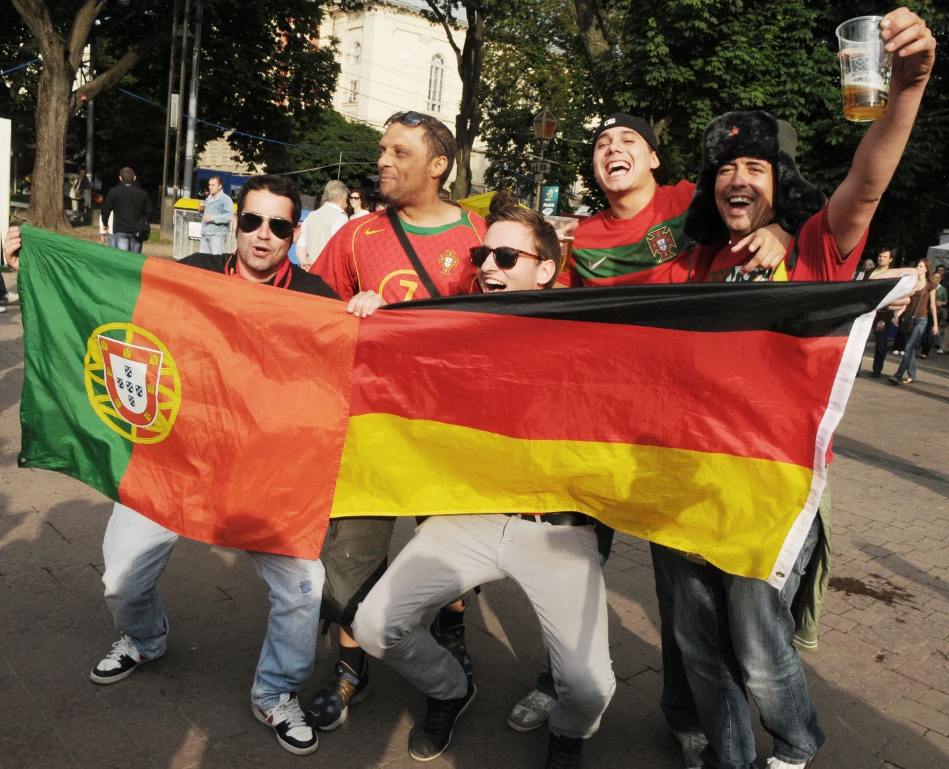 Kibice przed meczem Niemcy-Portugalia we Lwowie