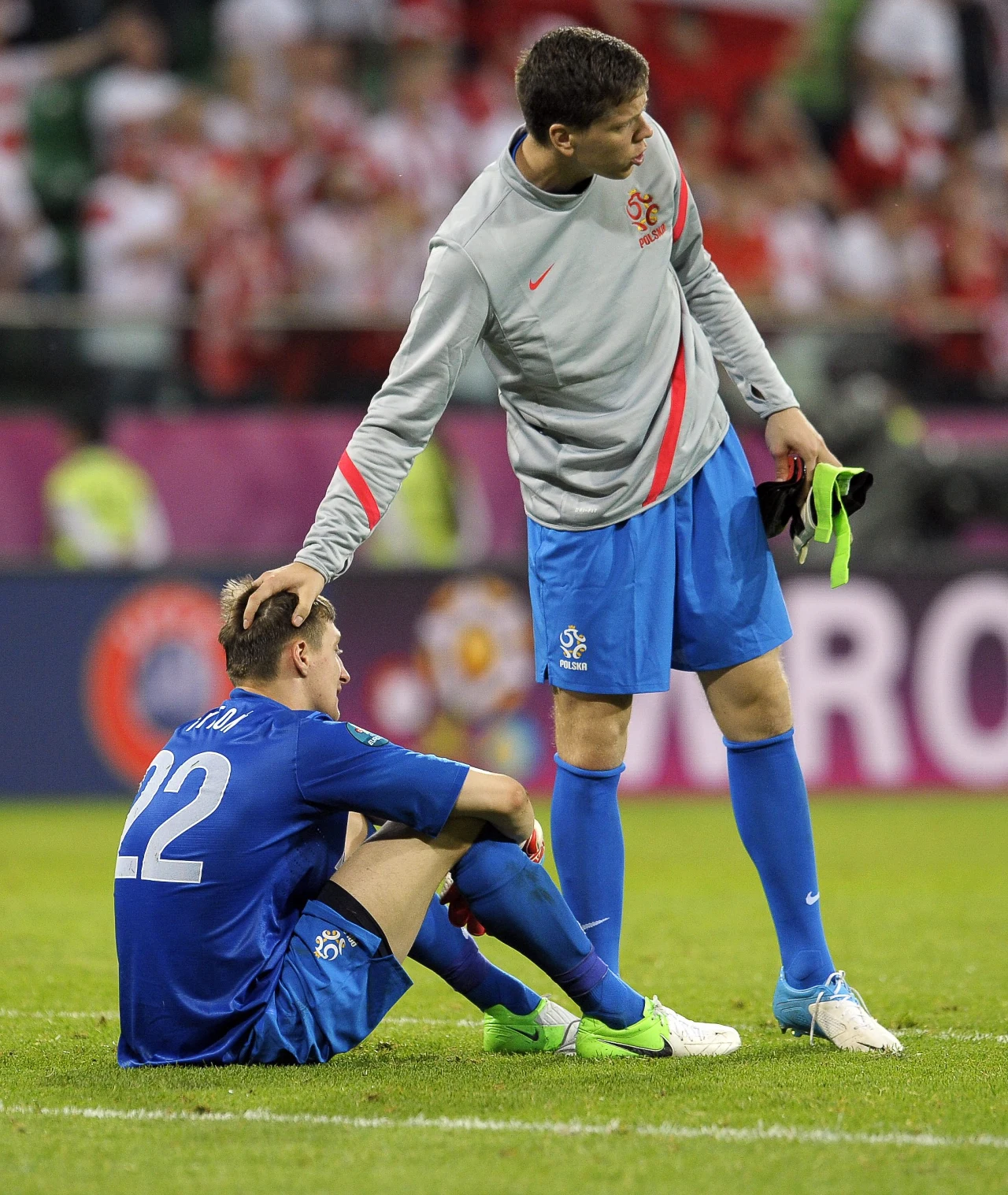 Wojciech Szczęsny pociesza Przemysława Tytonia Wojciech Szczęsny pociesza Przemysława Tytonia