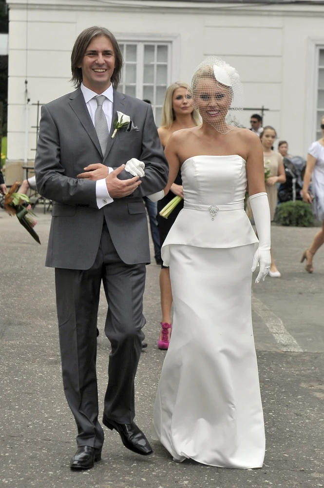 Monika Jarosińska, czyli Jola Pastusiak z "Samego życia", wyszła za mąż za swojego partnera Roberta Korzeniewskiego. Uroczystość odbyła 17 czerwca w XVIII-wiecznym zespole pałacowo-parkowym w Jabłonnej koło Warszawy [oglądaj i czytaj dalej]. 
