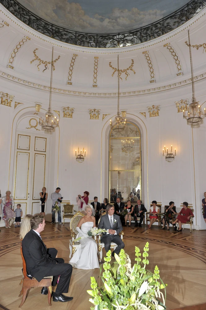 Zamiast weselnej orkiestry, gości bawił DJ Ruth, czyli sam pan młody w towarzystwie swojego drużby z Londynu - znanego didżeja. Parze młodej zaśpiewał także sobowtór Maryli Rodowicz, uczestnik programu "Mam Talent" Sebastian Olejniczak [oglądaj i czytaj dalej].