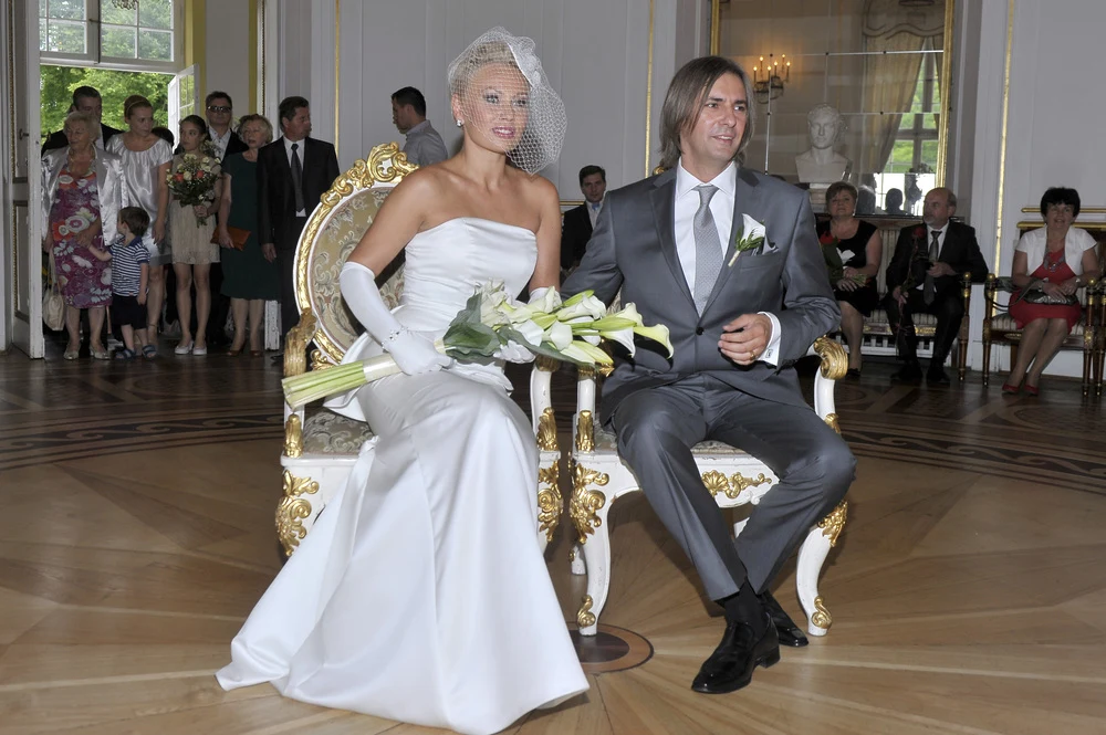 Tak jak wcześniej zapowiadała para młoda, wesele zorganizowano w formie uroczystego garden party. Nie zabrakło wykwintnych przekąsek, eleganckich deserów i markowych trunków. Stoły przybrane były bukietami z białych lilii [oglądaj i czytaj dalej].