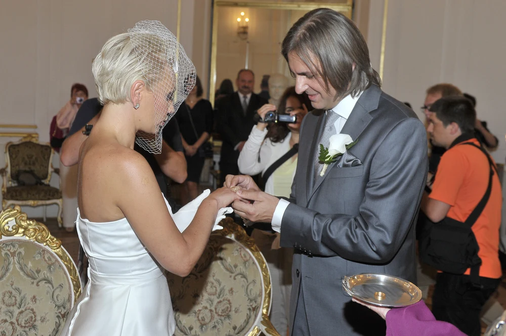 "Jestem szczęśliwa, wszystko odbyło się tak, jak sobie wymarzyłam. To dla mnie wyjątkowy dzień. Jestem naprawdę wzruszona" - powiedziała Monika Jarosińska [oglądaj dalej].
