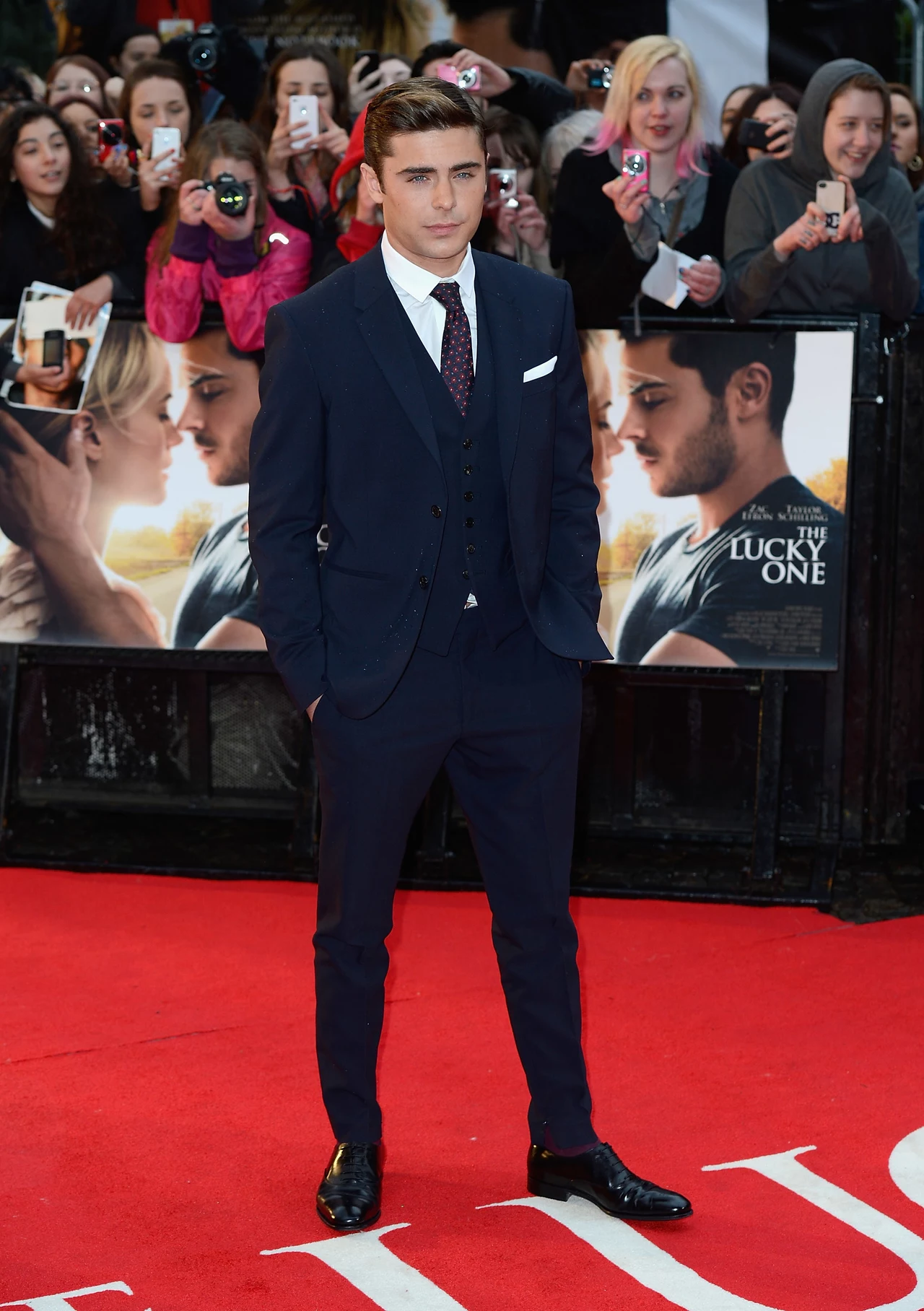 Niegdyś słodka gwiazdka disneyowskich filmów przeobraziła się w atrakcyjnego faceta. 24-letni Zac Efron na czerwonym dywanie prezentuje się naprawdę nieźle. Niegdyś słodka gwiazdka disneyowskich filmów przeobraziła się w atrakcyjnego faceta. 24-letni Zac Efron na czerwonym dywanie prezentuje się naprawdę nieźle.