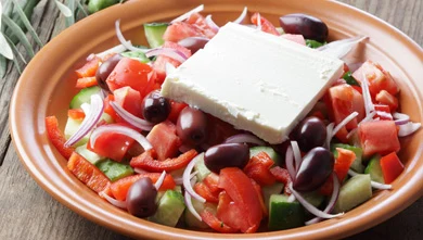 Jednym z ulubionych dań kuchni śródziemnomorskich z pewnością jest sałatka grecka.