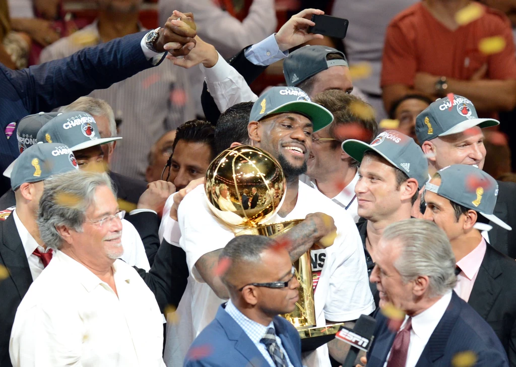 LeBron James (w środku) z pucharem za mistrzostwo NBA LeBron James (w środku) z pucharem za mistrzostwo NBA