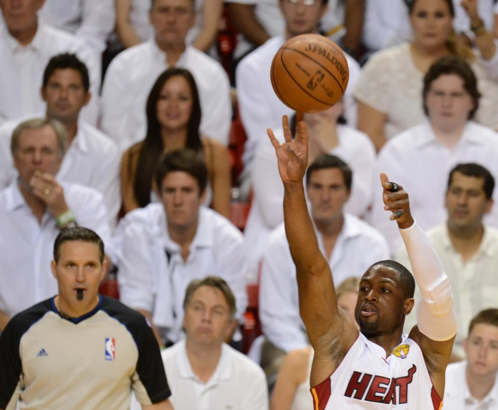 Koszykarze Miami Heat sięgnęli po mistrzostwo NBA pokonując w finale Oklahoma City Thunder 4-1. Koszykarze Miami Heat sięgnęli po mistrzostwo NBA pokonując w finale Oklahoma City Thunder 4-1.