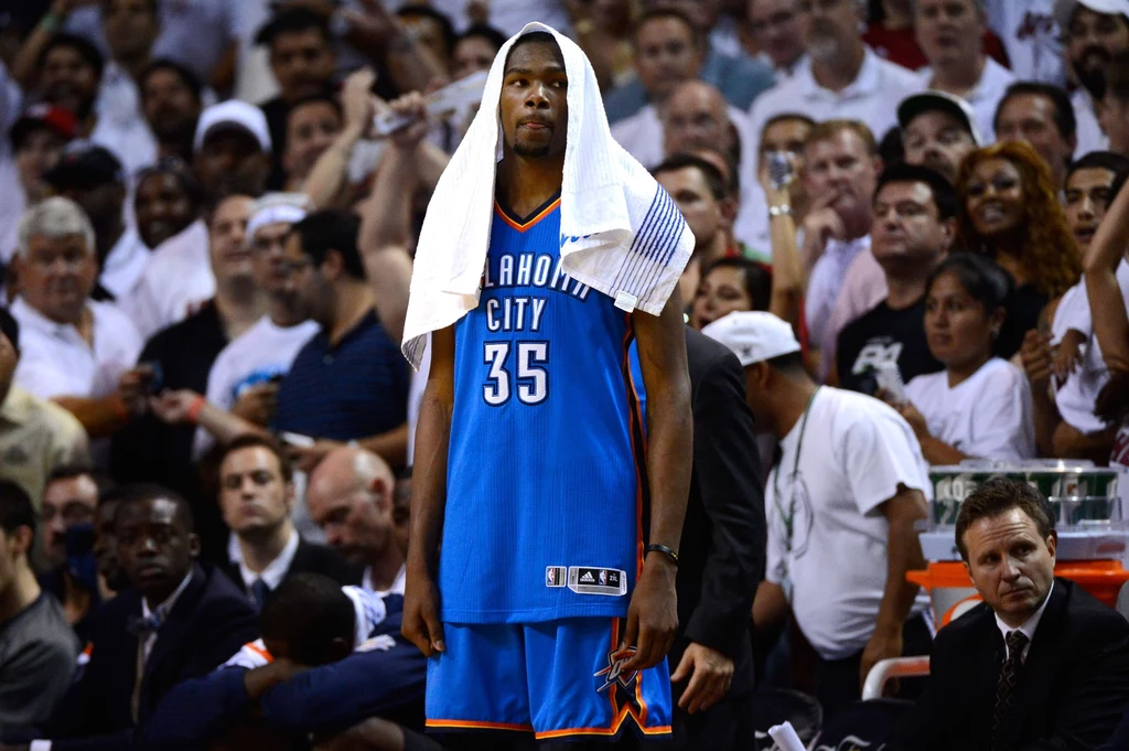 Koszykarze Miami Heat sięgnęli po mistrzostwo NBA pokonując w finale Oklahoma City Thunder 4-1. Koszykarze Miami Heat sięgnęli po mistrzostwo NBA pokonując w finale Oklahoma City Thunder 4-1.