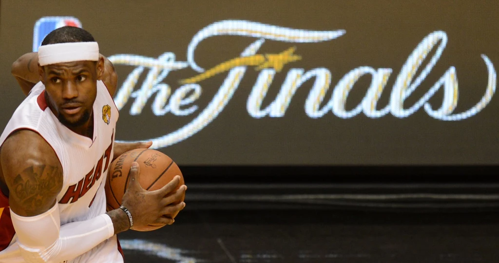Koszykarze Miami Heat sięgnęli po mistrzostwo NBA pokonując w finale Oklahoma City Thunder 4-1. Koszykarze Miami Heat sięgnęli po mistrzostwo NBA pokonując w finale Oklahoma City Thunder 4-1.