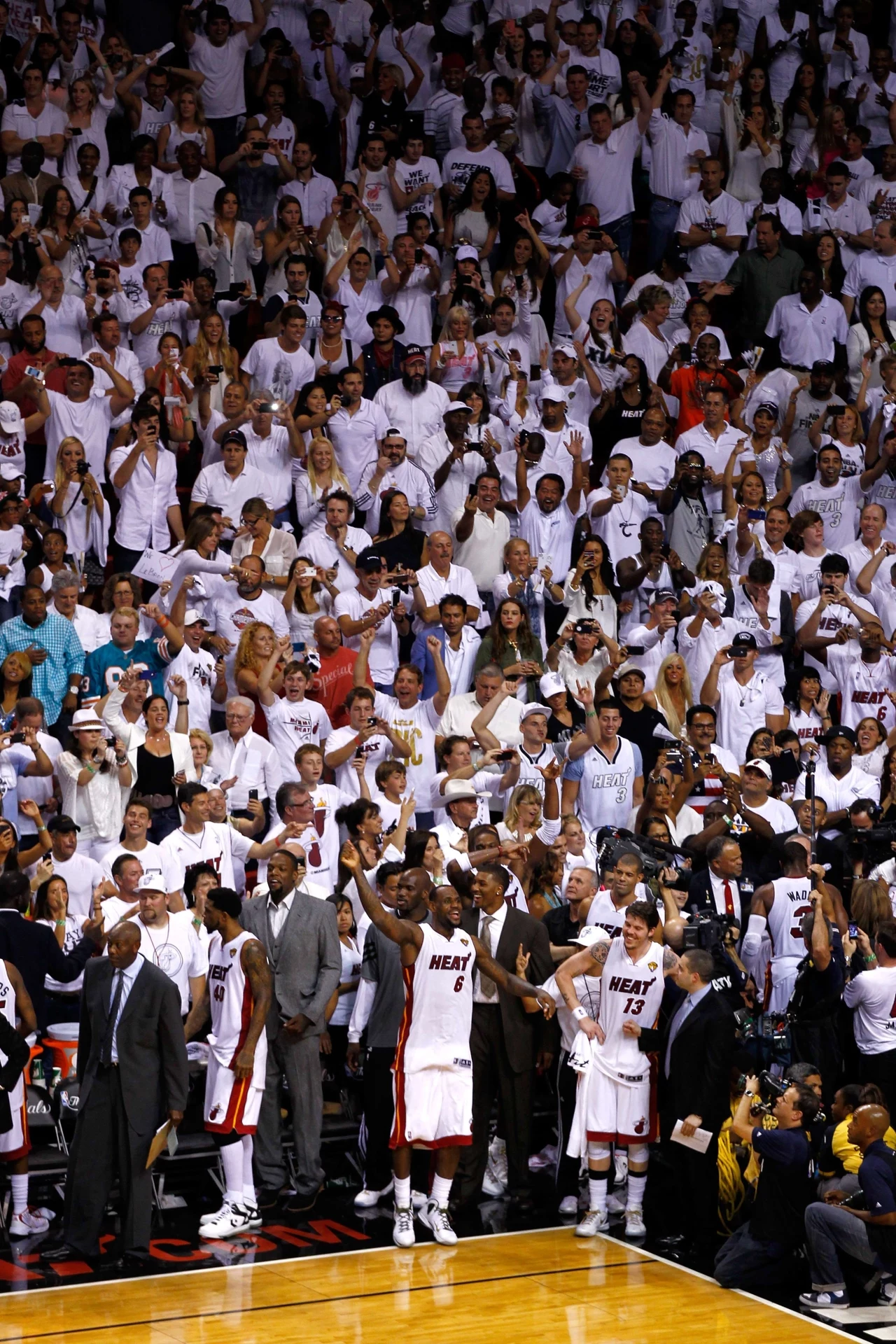Koszykarze Miami Heat sięgnęli po mistrzostwo NBA pokonując w finale Oklahoma City Thunder 4-1. Koszykarze Miami Heat sięgnęli po mistrzostwo NBA pokonując w finale Oklahoma City Thunder 4-1.