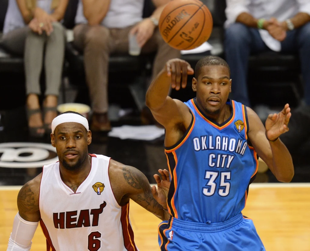 Koszykarze Miami Heat sięgnęli po mistrzostwo NBA pokonując w finale Oklahoma City Thunder 4-1. Koszykarze Miami Heat sięgnęli po mistrzostwo NBA pokonując w finale Oklahoma City Thunder 4-1.