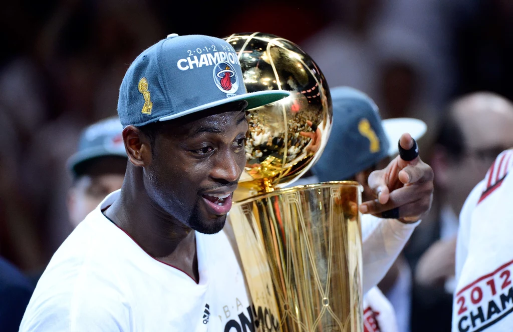 Koszykarze Miami Heat sięgnęli po mistrzostwo NBA pokonując w finale Oklahoma City Thunder 4-1. Koszykarze Miami Heat sięgnęli po mistrzostwo NBA pokonując w finale Oklahoma City Thunder 4-1.