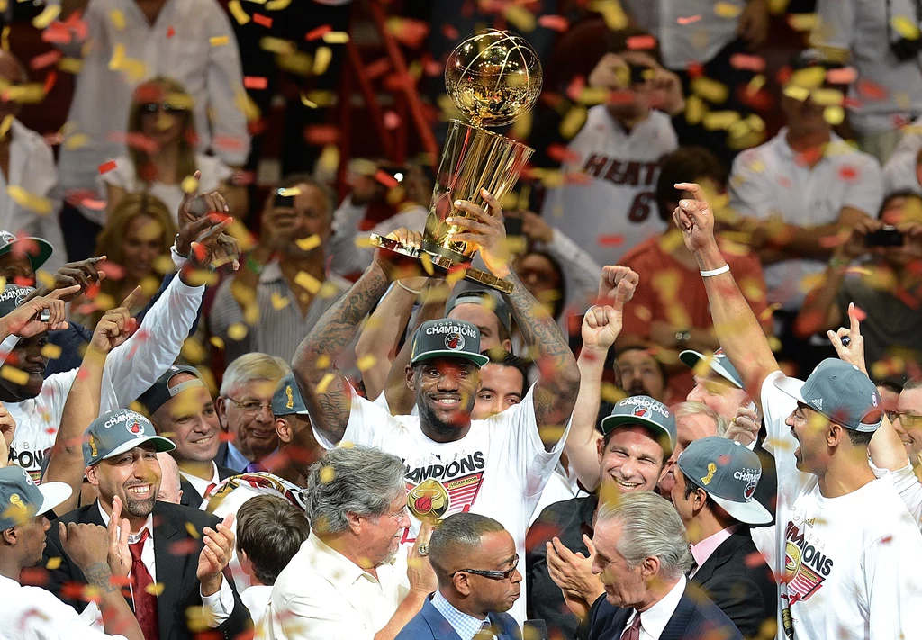 Koszykarze Miami Heat sięgnęli po mistrzostwo NBA pokonując w finale Oklahoma City Thunder 4-1. Koszykarze Miami Heat sięgnęli po mistrzostwo NBA pokonując w finale Oklahoma City Thunder 4-1.