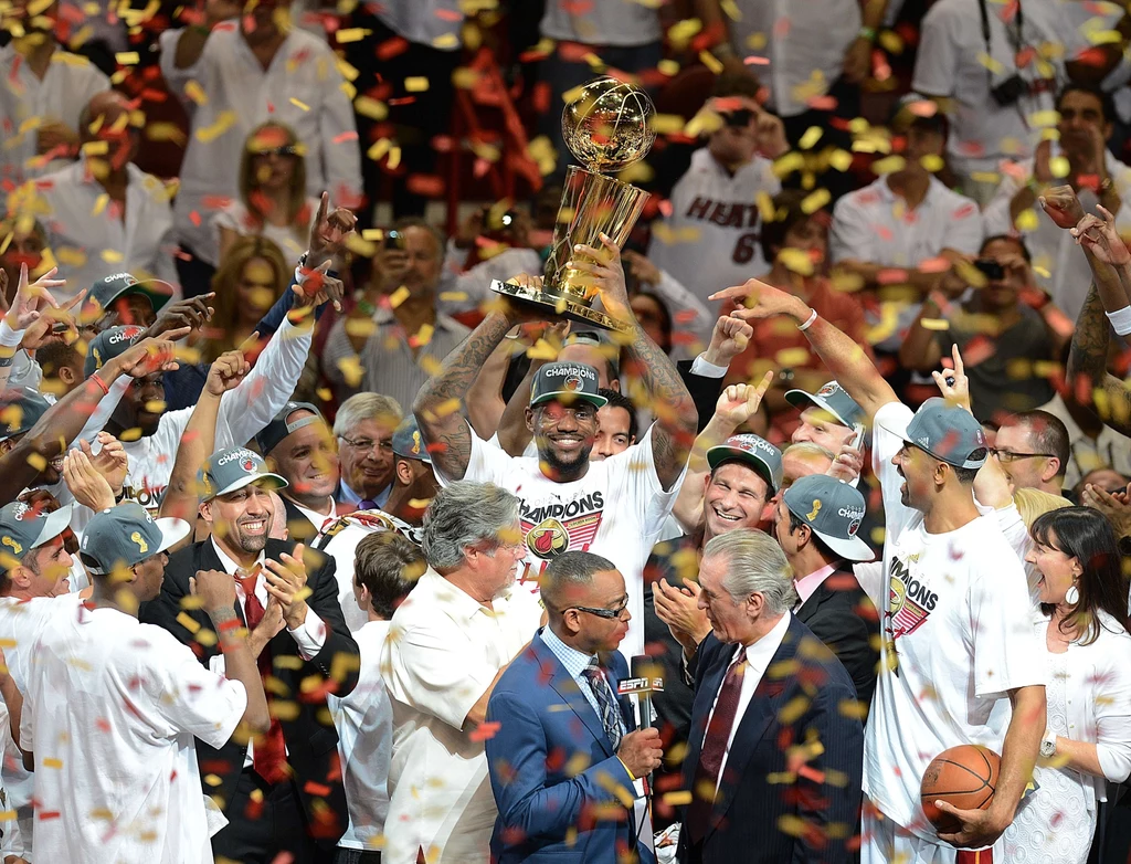 Koszykarze Miami Heat sięgnęli po mistrzostwo NBA pokonując w finale Oklahoma City Thunder 4-1. Koszykarze Miami Heat sięgnęli po mistrzostwo NBA pokonując w finale Oklahoma City Thunder 4-1.