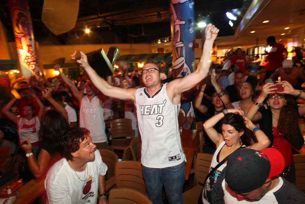 Koszykarze Miami Heat sięgnęli po mistrzostwo NBA pokonując w finale Oklahoma City Thunder 4-1. Koszykarze Miami Heat sięgnęli po mistrzostwo NBA pokonując w finale Oklahoma City Thunder 4-1.