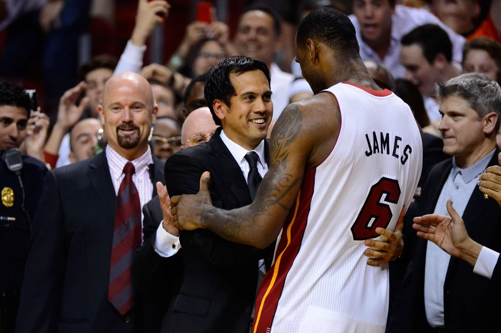 Koszykarze Miami Heat sięgnęli po mistrzostwo NBA pokonując w finale Oklahoma City Thunder 4-1. Koszykarze Miami Heat sięgnęli po mistrzostwo NBA pokonując w finale Oklahoma City Thunder 4-1.