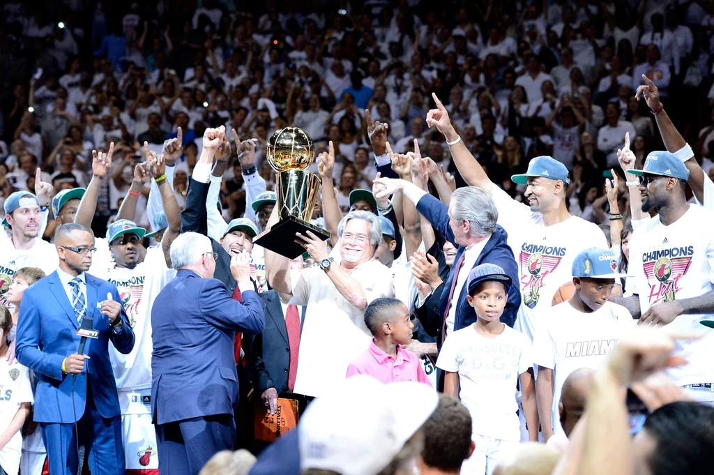 Koszykarze Miami Heat sięgnęli po mistrzostwo NBA pokonując w finale Oklahoma City Thunder 4-1. Koszykarze Miami Heat sięgnęli po mistrzostwo NBA pokonując w finale Oklahoma City Thunder 4-1.