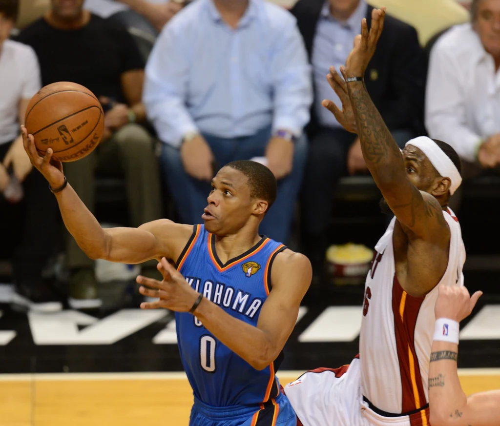 Koszykarze Miami Heat sięgnęli po mistrzostwo NBA pokonując w finale Oklahoma City Thunder 4-1. Koszykarze Miami Heat sięgnęli po mistrzostwo NBA pokonując w finale Oklahoma City Thunder 4-1.