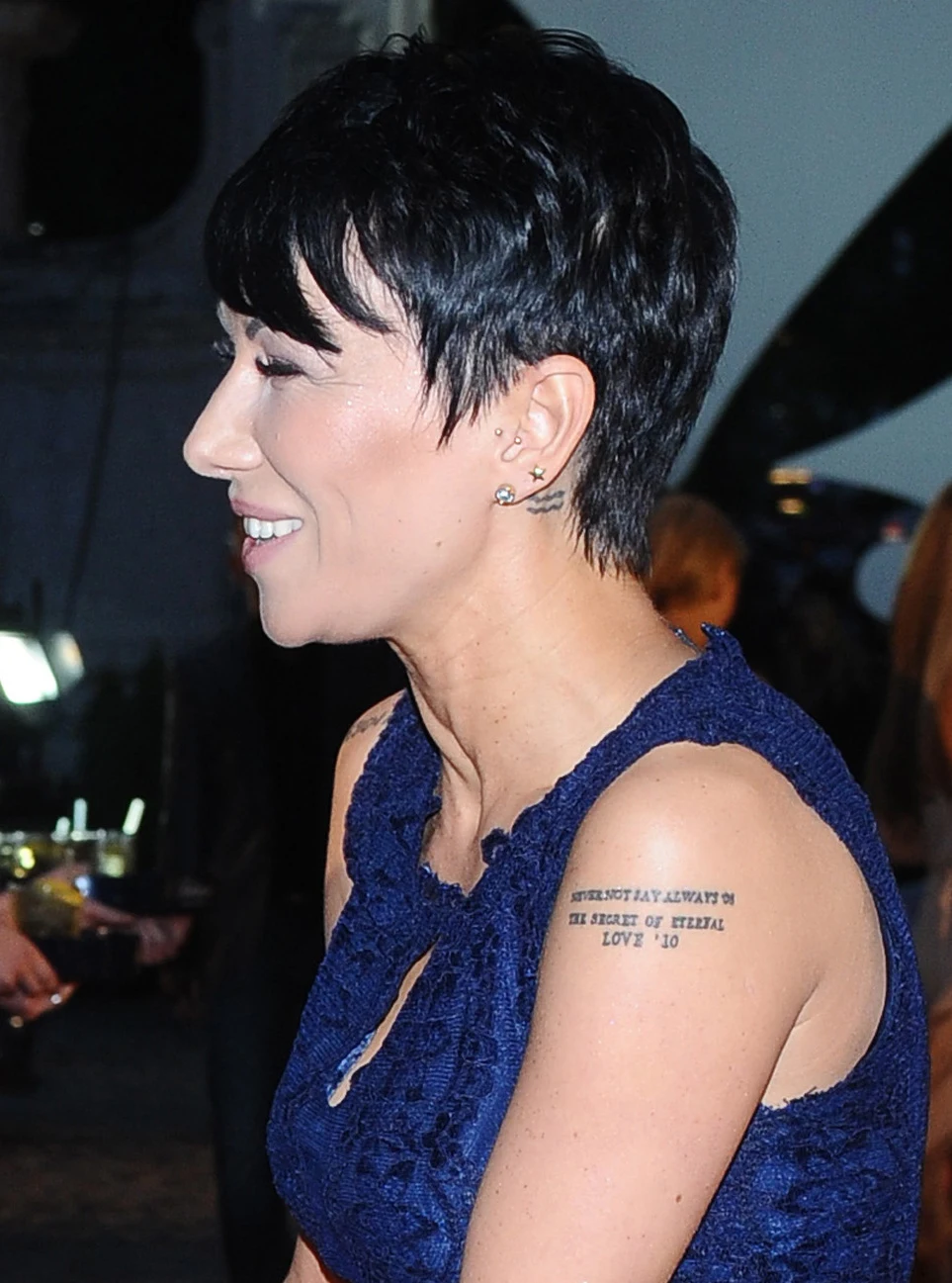 Sama wokalistka ma żal do internautów, że po chemioterapii, która negatywnie odbiła się na jej kondycji i urodzie, "obsypywali ją złośliwościami". "Komentarze były przykre. Czuła się zaszczuta. Pisano, że brzydko wygląda, jest źle umalowana i źle śpiewa. A przecież każde jej wyjście na scenę okupione było wielkim cierpieniem. Walczyła z niewyobrażalnym bólem. Ulgę przynosiły jej jedynie kroplówki i zastrzyki z silnych środków przeciwbólowych" - mówiła "Twojemu Imperium" Olga Kosieradzka, menedżerka wokalistki. Sama wokalistka ma żal do internautów, że po chemioterapii, która negatywnie odbiła się na jej kondycji i urodzie, "obsypywali ją złośliwościami". "Komentarze były przykre. Czuła się zaszczuta. Pisano, że brzydko wygląda, jest źle umalowana i źle śpiewa. A przecież każde jej wyjście na scenę okupione było wielkim cierpieniem. Walczyła z niewyobrażalnym bólem. Ulgę przynosiły jej jedynie kroplówki i zastrzyki z silnych środków przeciwbólowych" - mówiła "Twojemu Imperium" Olga Kosieradzka, menedżerka wokalistki.