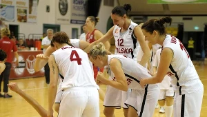 Reprezentantki Polski cieszą się po wygranym meczu z Serbią w kwalifikacjach do Mistrzostw Europy w koszykówce Kobiet 2013 w Krośnie