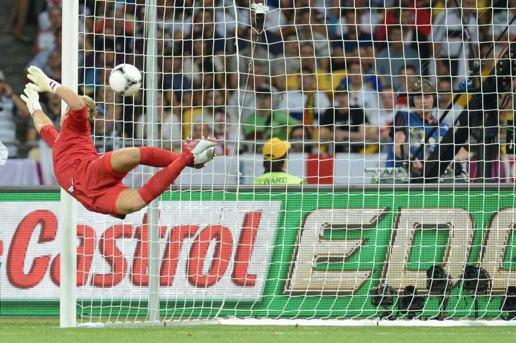 W ostanim ćwierćfinałowym meczu Euro Włosi pokonali w rzutach karnych Anglików i awansowali do półfinału, w którym zagrają z Niemcami. W ostanim ćwierćfinałowym meczu Euro Włosi pokonali w rzutach karnych Anglików i awansowali do półfinału, w którym zagrają z Niemcami.