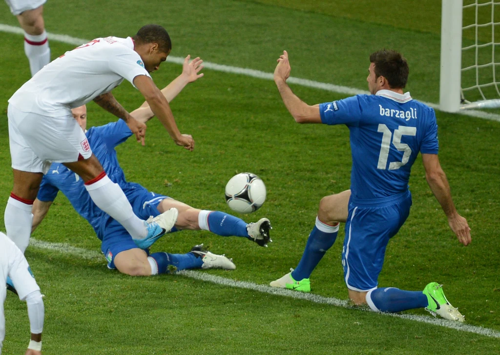 W ostanim ćwierćfinałowym meczu Euro Włosi pokonali w rzutach karnych Anglików i awansowali do półfinału, w którym zagrają z Niemcami. W ostanim ćwierćfinałowym meczu Euro Włosi pokonali w rzutach karnych Anglików i awansowali do półfinału, w którym zagrają z Niemcami.